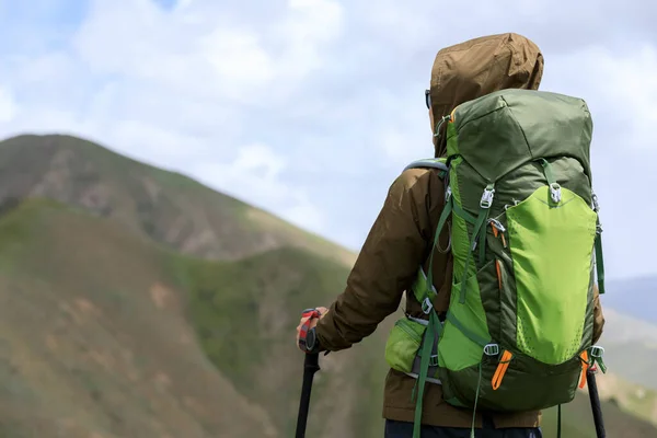 Succesvolle Vrouw Backpacker Wandeling Top Van Berg — Stockfoto