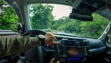 Dağ yolunda araba kullanan insanlar