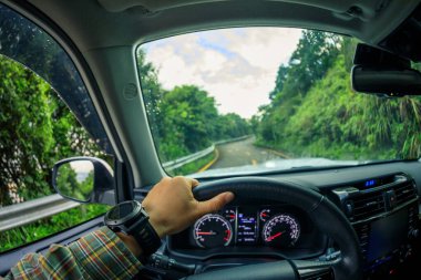 Dağ yolunda araba kullanan insanlar