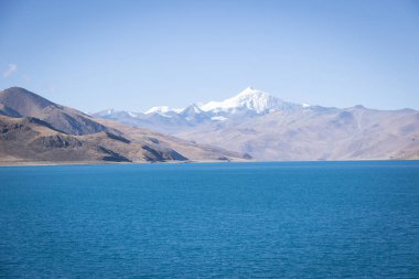 Tibet Çin 'de yamdrok gölü manzarası