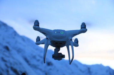 Yükseklerde uçan drone
