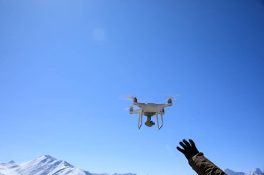 Yükseklerde uçan drone