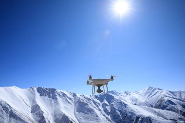 Yükseklerde uçan drone