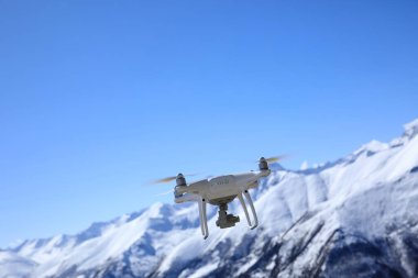 Yükseklerde uçan drone