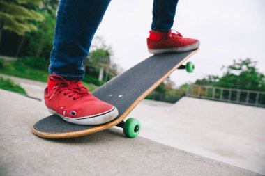 Modern şehirde Asyalı kaykaycı kadın.