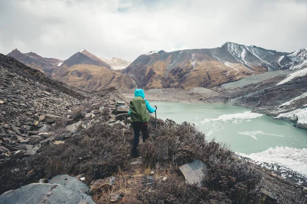 冬の高原の山々で女性バックパッカーのハイキング — ストック写真
