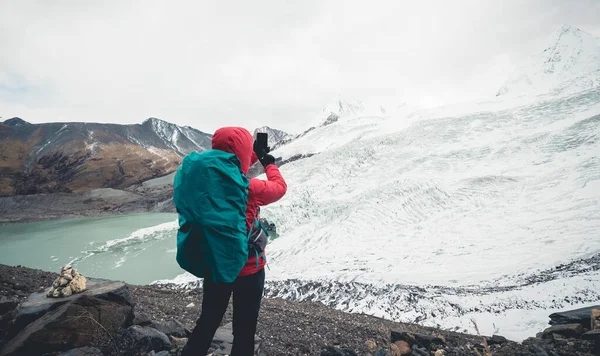 Mulher Caminhante Tirar Fotos Geleira Com Smartphone Topo Montanha Inverno — Fotografia de Stock