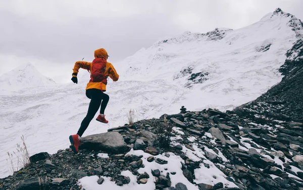 Vrouw Trail Loper Cross Country Lopen Tot Winter Sneeuw Berg — Stockfoto