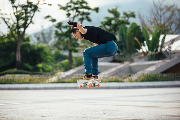 现代城市的亚洲女子滑板滑板 — 图库照片