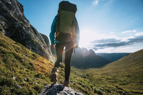 Solo Kvinna Backpacker Vandring Alpina Bergstoppen — Stockfoto