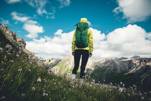 Solo Vrouw Backpacker Wandelen Alpine Berg Piek — Stockfoto