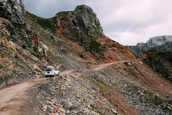 Rijden Road Auto Hoge Hoogte Bergtop — Stockfoto
