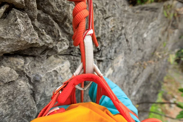 Dişi Kaya Tırmanıcısı Uçurumda — Stok fotoğraf