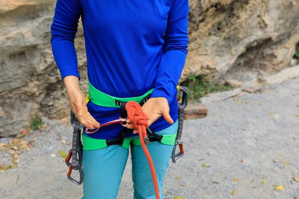 Ορειβάτης Που Κάνει Οκτώ Κόμβους — Φωτογραφία Αρχείου
