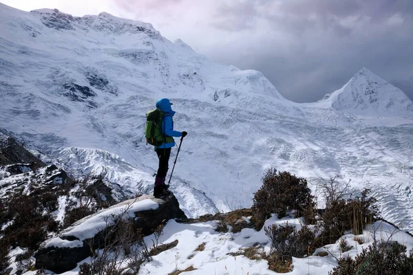 冬の高原の山々で成功した女性のバックパッカーのハイキング — ストック写真