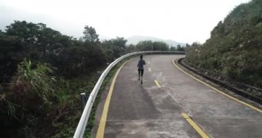 City road üzerinde çalışan runner atlet. kadın fitness koşu egzersiz sağlık kavramı.