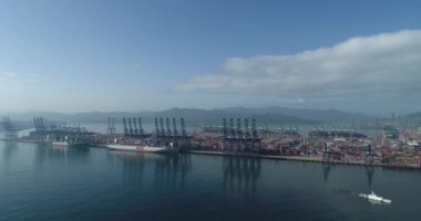 Shenzhen, Çin - 2022 dolaylarında Çin 'in Şenzen kentindeki Yantian limanındaki konteyner gemisinin hava görüntüleri 