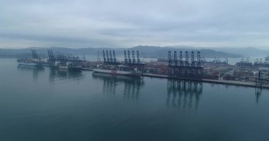 Shenzhen, Çin - 2022 dolaylarında Çin 'in Şenzen kentindeki Yantian limanındaki konteyner gemisinin hava görüntüleri 