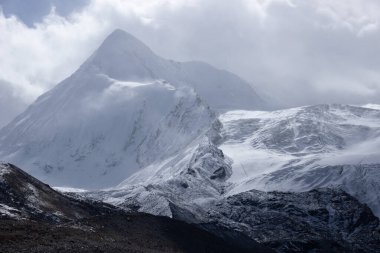 Tibet, Çin 'de kar ve buzullu dağ