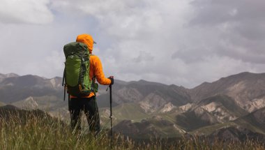 Tibet Platosu 'nda gezintiye çıkmış bir kadın.