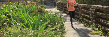 Genç Asyalı kadın parkta koşu