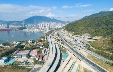 Shenzhen, Çin - 2022 dolaylarında Çin 'in Şenzen kentindeki Yantian limanındaki konteynır gemisinin havadan görüntüsü 