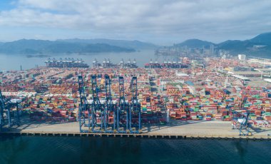 Shenzhen, Çin - 2022 dolaylarında Çin 'in Şenzen kentindeki Yantian limanındaki konteyner gemisinin hava görüntüleri