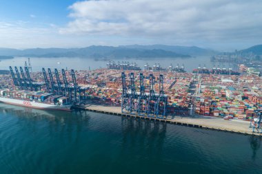 Shenzhen, Çin - 2022 dolaylarında Çin 'in Şenzen kentindeki Yantian limanındaki konteyner gemisinin hava görüntüleri 