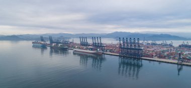 Konteynır gemisinin hava görüntüsü ihracat ve ithalat