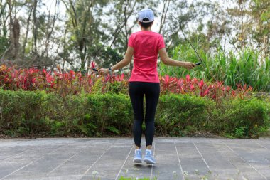 Parkta ip atlayan Asyalı kadın.