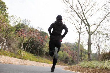 Asyalı kadın parkta koşu