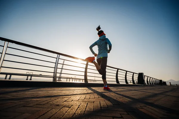 Corredor Fitness Mujer Corriendo Puente Junto Mar — Foto de Stock