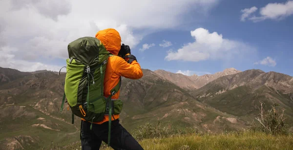 チベット高原の山の中で女性バックパッカーハイキング — ストック写真