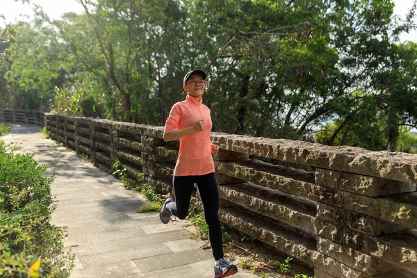 Joven Mujer Asiática Jogging Parque — Foto de Stock