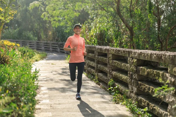 Jonge Aziatische Vrouw Joggen Het Park — Stockfoto