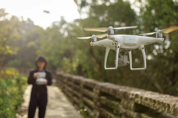 Emberek Távirányítanak Egy Repülő Drónt — Stock Fotó