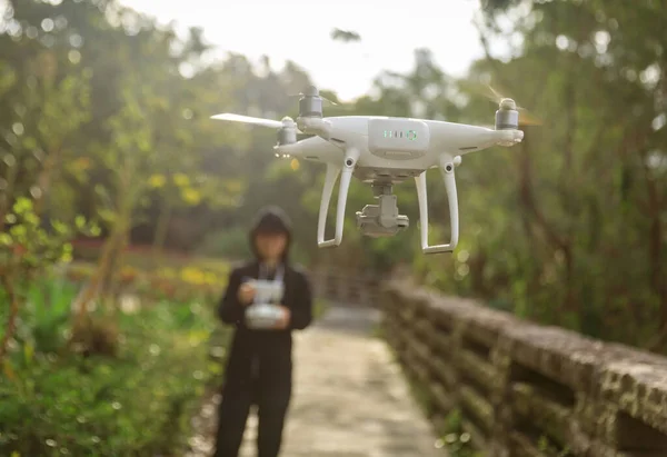 Emberek Távirányítanak Egy Repülő Drónt — Stock Fotó