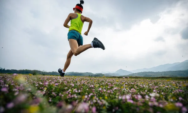 Bahar Tarlasında Koşan Kadın Koşucu — Stok fotoğraf