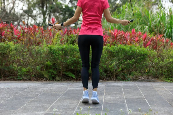 Asiática Mujer Saltar Cuerda Parque — Foto de Stock