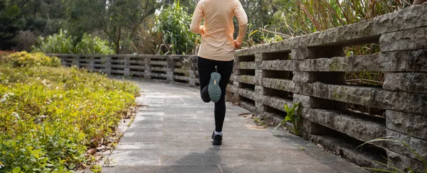 Mujer Asiática Corriendo Parque — Foto de Stock