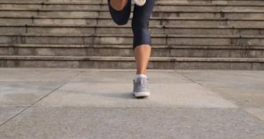 Dışarıda ip atlayan bir kadın. Spor, spor, spor.