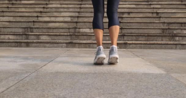Γυναίκα Πηδάει Ένα Σχοινί Έξω Γυμναστήριο Προπόνηση Αθλητισμός — Αρχείο Βίντεο
