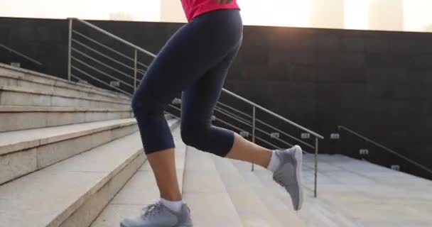 Junge Frau Joggt Freien Auf Der Treppe — Stockvideo