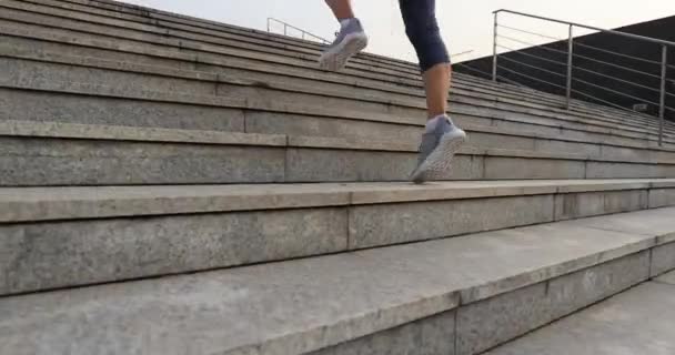 Jovem Mulher Correndo Nas Escadas Livre — Vídeo de Stock