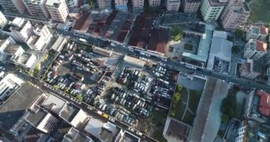 Modern mimari ile şehrin havadan görünüşü