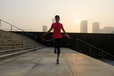 Fitness Asyalı kadın ip atlıyor.