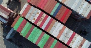 Çin 'in Şenzen şehrindeki Yantian limanındaki deniz nakliye konteynırlarının hava görüntüsü.