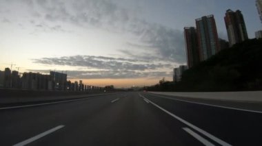 Akşamları şehrin yol manzarası