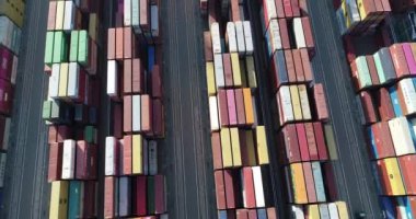 Çin 'in Şenzen şehrindeki Yantian limanındaki deniz nakliye konteynırlarının hava görüntüsü.