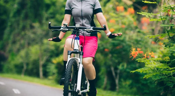 Tropikal Park Yolunda Bisiklet Süren Bir Kadın Gidonu Tutamaz — Stok fotoğraf